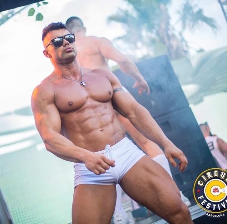 Conaromaacafe's tweet photo. Daniel Minzarescu 

España 🇪🇸 Unión Europea 🇪🇺 
#Bellos #Guapoysexy #Papasote #MenPhysique #Europasexy #Mamadosexy #Sexyboy #Fisicoculturista #BodybuilderMen #Gogosexy https://t.co/CThS2f3AtW