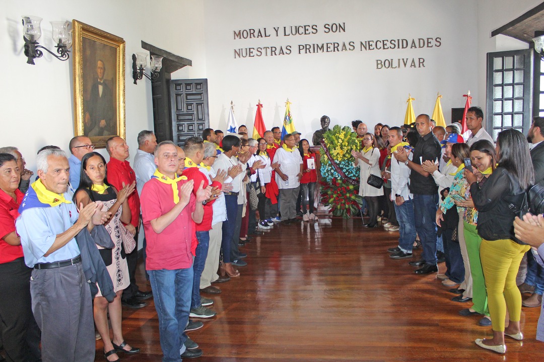 comandosergioh's tweet photo. 🛑 #15Feb un pueblo leal y revolucionario reivindicó la historia en los 201 años del discurso del congreso de Angostura, ahora somos municipio Angostura del Orinoco
#EscudoBolivariano2020
@JustoNogueraP @NicolasMaduro 
@dcabellor @gestionperfecta @HectoRodriguez https://t.co/bPX9hheqvn