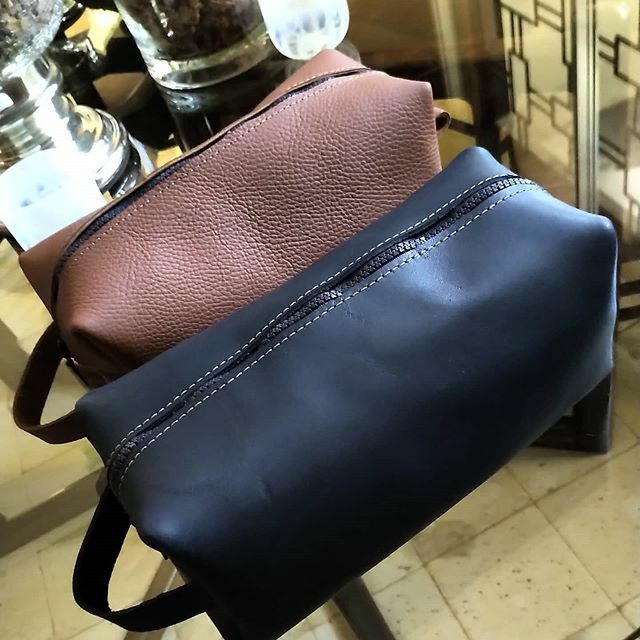 ldematteis1's tweet photo. Full leather toiletry bag !

#fashion #slimleatherwallet #minimalist #luxurybag #luxurybags #leathercraft #faitenhaiti #fashionable #leatheraccessories  #leatherbag #leatherbags #leatherette #leathertote #leatherhat #fashionable  #luxuriousleather #madei… https://t.co/H4XQsePyMk https://t.co/1ECmyyR3sU