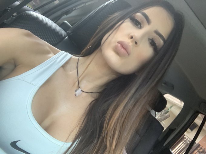 Today party or netflix? https://t.co/hBNaWEdO4o<a href="/tag/fridayfeeling"class="tags"><span>#fridayfeeling</span></a>