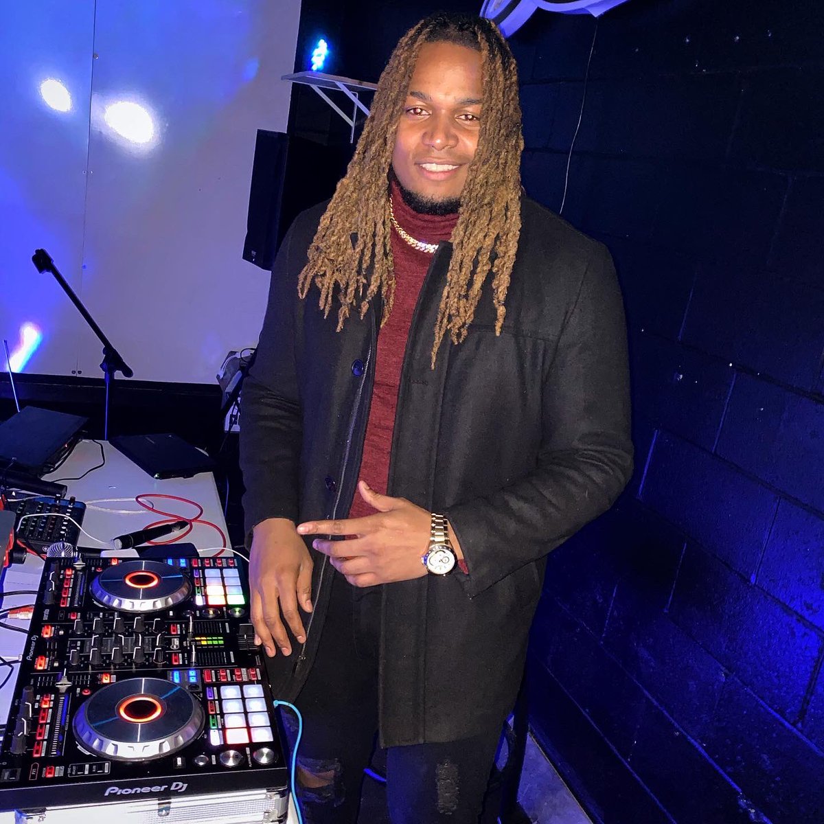KSMOOTH___'s tweet photo. Where I’m from , they say love us but that love might be hate, I’m here because of it 🤞🏾💯 My Valentine’s Day was LIT 🔥 spent it  doing what I love 💪🏾❤️ #Blessed #valentinesday2020 #WhosTheDJ #YoFavDJ #TheFlyestDJ https://t.co/bN8caQ7EdU