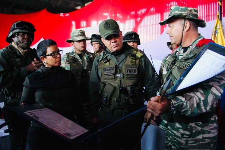 PSUVBerroteran's tweet photo. Ejercicios de Defensa #EscudoBolivariano2020 de Caracas. ADI 412 Ezequiel Zamora.  
Lugar de la acción Sede principal del Banco de Venezuela avenida universidad. Pq catedral. @NicolasMaduro @PartidoPSUV https://t.co/eggqPq4ZUx