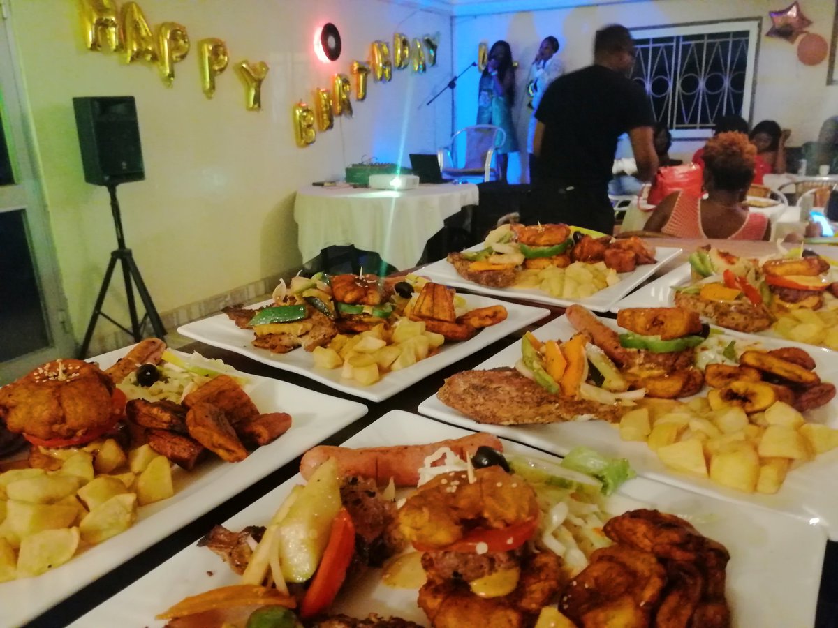 Karoka237's tweet photo. Anniversaire en téléchargement 😋
🚨 Réservez *GRATUITEMENT* 😊 pour vos différents événements (anniversaires, réunions, sortie en groupe et autres...)
#youneedit #camburger #karoka237 #karaoke #Yaoundé #funtime #relaxitsjustheatandmeat #funadvisor https://t.co/RBAtXQEp42