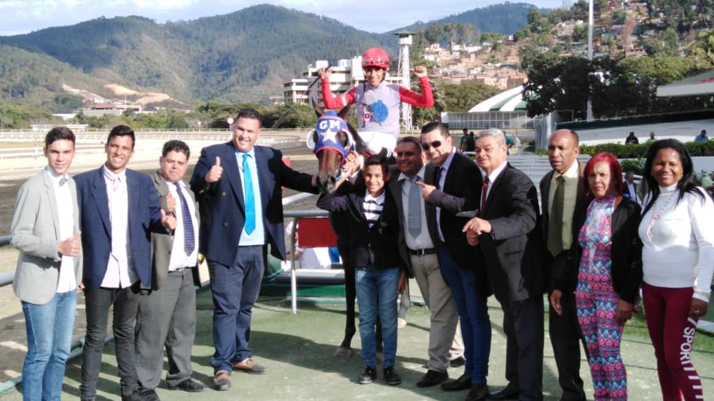 OficialINH's tweet photo. #Hipismo 📸| "Mygold" (1) consigue la victoria en esta 9º carrera y 4ta válida, en el Hipódromo La Rinconada, con una amplia ventaja de tres cuerpos sobre "Rockera" (6).

"Mygold" estuvo bajo el mando de Kelvin Aray y entrenado por Gabriel Márquez.

🎥 ➡| https://t.co/kySoGZuAMO https://t.co/dnKR3rGZKJ