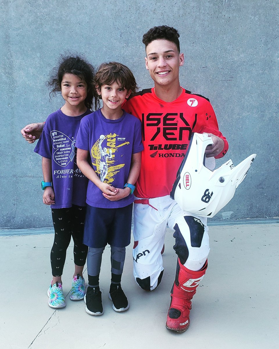 Iaminstafame's tweet photo. Special thanks to Jordan Bailey for stopping to take a pic with Laina and Eddie at #supercrosslive https://t.co/QYjE7Ds6jR