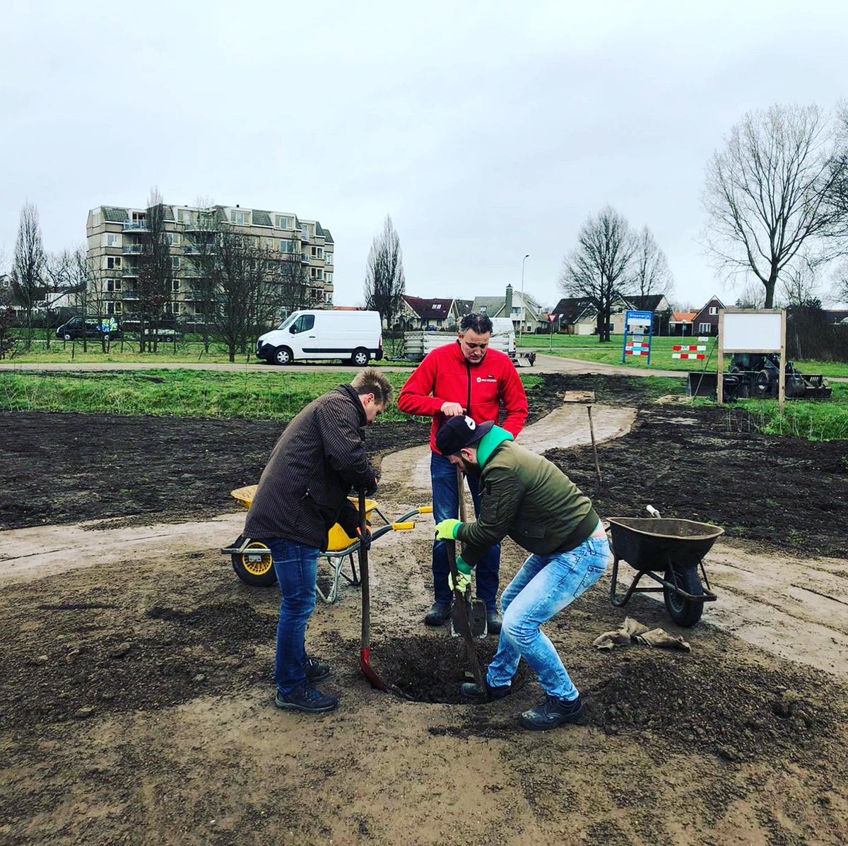 Ja, nu begint het vorm te krijgen! Deel 1 is afgerond. Verharding zit erin, keileem is gelegd en de grond is weer arm gemaakt. Alles om de bijen naar deze toplocatie te krijgen. Mede mogelijk gemaakt door Hoveniersbedrijf De Graaf. #Steenwijkerland #rondetafel #bijentuin #RT