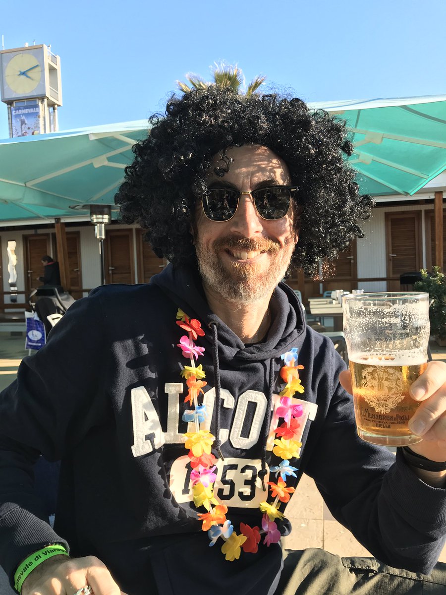 emadf74's tweet photo. ....una birra per il Genoa in pieno carnevale di Viareggio @DavideNicolaOff come sei entrato nella testa di questo gruppo!!!! Il Genoa a chi ama il Genoa #BOLGEN https://t.co/NagklRYjN3