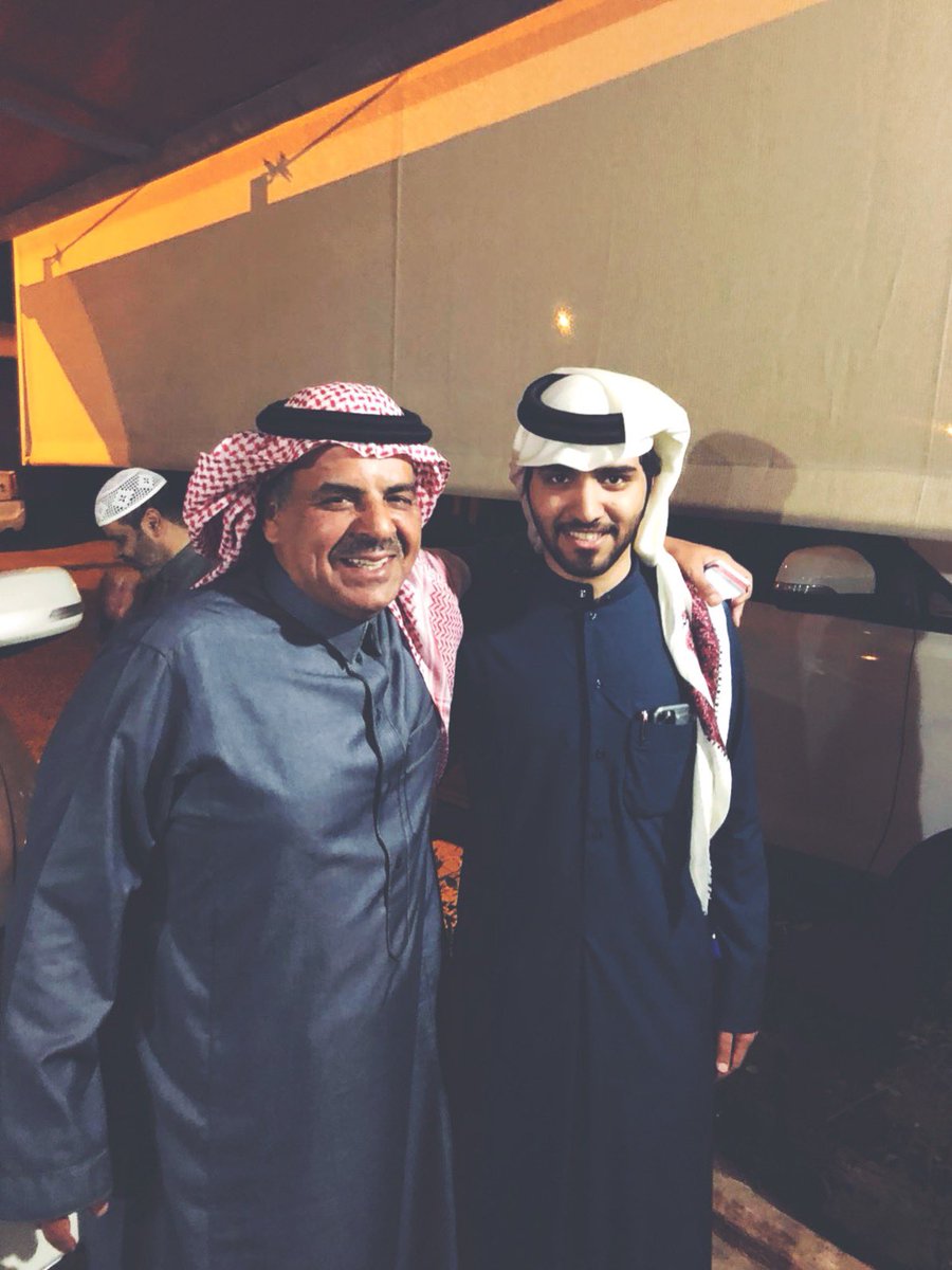 "بُليت با أبليسٍ ، ونفسي ، والهواء
كيف النجاةُ وكلهم / اعدائي ؟"

اني لمن قوما يعز عليهم !
قتل الرعاة ، ودمعة الحسنائي ..

#ضيدان_بن_قضعان