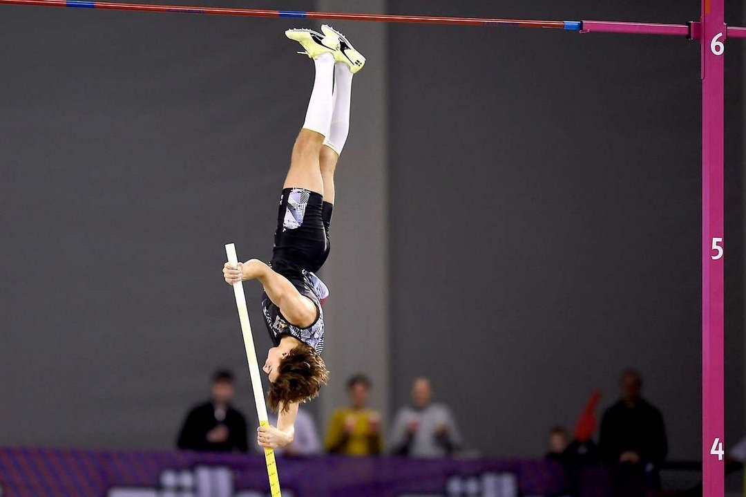 Stabhochspringer Armand Duplantis schraubt sich über 6,14 m. Weltrekord. Foto: Rutherford