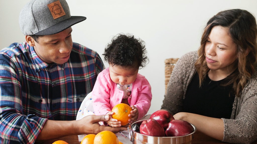 2SmallToFail's tweet photo. Let your little ones learn new skills by helping in the kitchen! They can learn about colors by sorting foods by colors. “The banana and lemon are yellow! What other foods are yellow? Peppers and corn!” #TalkingIsTeaching https://t.co/wqw8S7vhgk