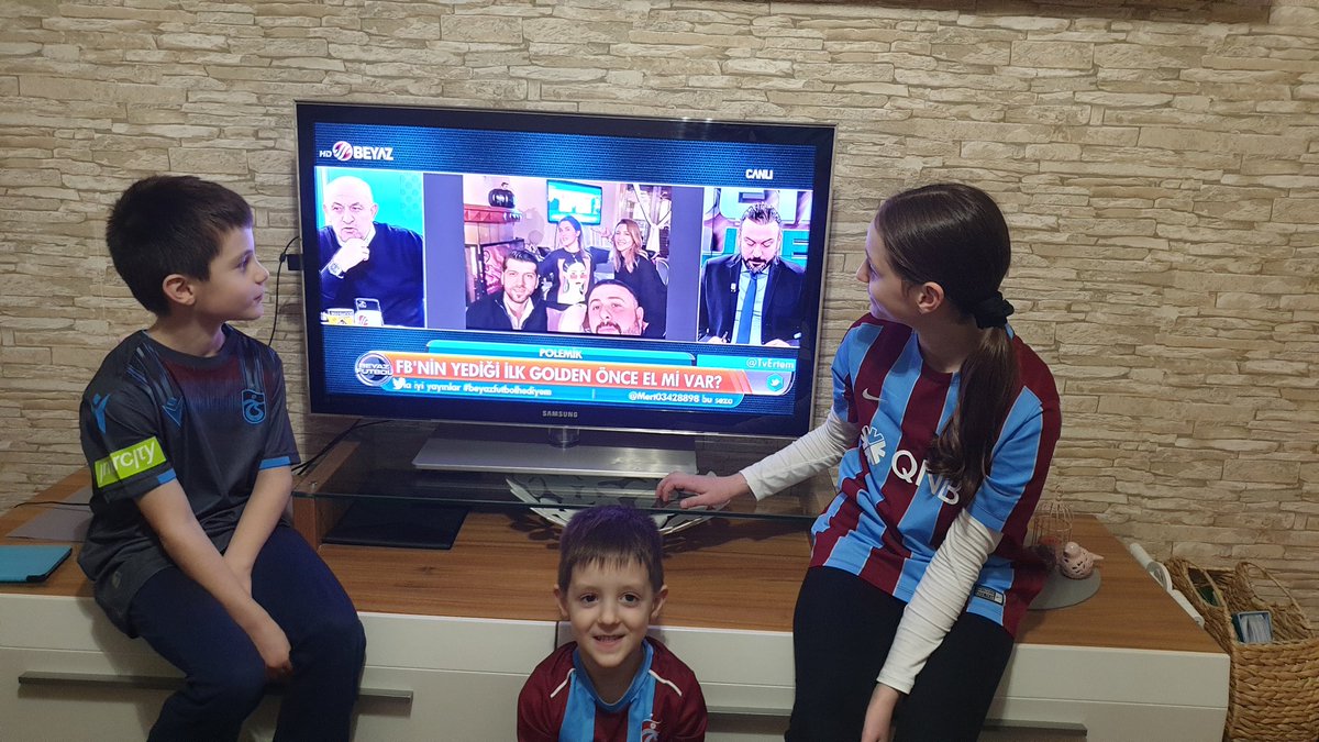 boyvatli61's tweet photo. #beyazfutbolhediyem #beyazfutbol #TvErtem Almanya Hamburg'dan selamlar.. Şampiyon Trabzonspor https://t.co/eVNiDhyNr4