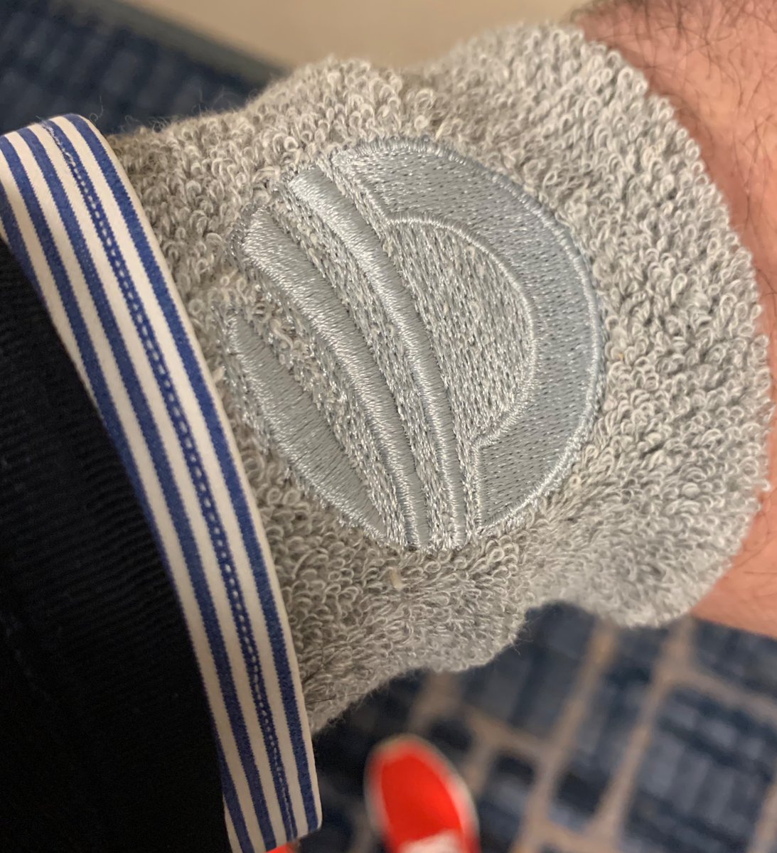 Special #NBAAllStarWeekend <a href="/ObamaFoundation/">The Obama Foundation</a> supplies: Alley-oop lapel pin and wristband.