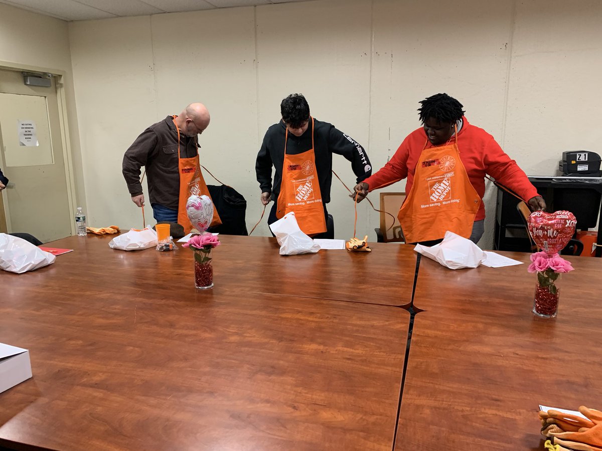 SusanCortese's tweet photo. SM Chris welcomes Travis, Ed, Andy, Jayson, Lisa & George into our family during Orientation @HuntingtonHD. #SafetyMatters🧡 #WhyIWorkSafe #ISupportTHF @nyyroro @JahnJoyce @DawnOsorio @MsCarly_HD @1272SASM @mistrettasam82 @PeterDeStasio @dlw877 @Selma_Ozkal @SasekMike @JARRIN15 https://t.co/Ug9JKaF989