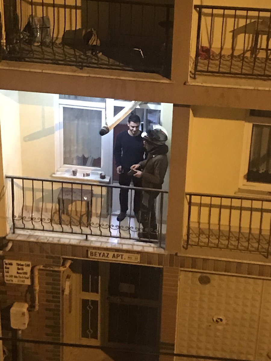 Apartmanda pos cihazı çekmeme terörü paketçiyi balkona atmaya sebebiyet vermiş hahahajaj