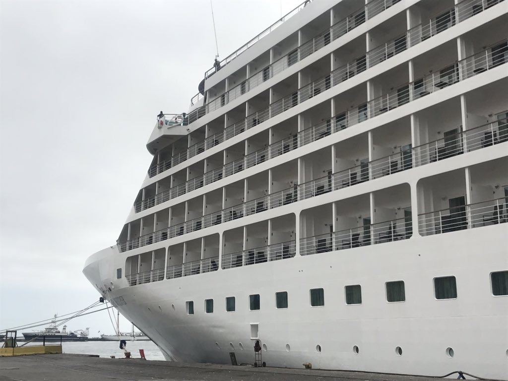 VtpValpo's tweet photo. Esta mañana recibimos al crucero Silver Whisper de la línea de lujo Silver Sea. La nave llegó con 330 pasajeros y 280 tripulantes. 
Con esto sumamos 24.338 viajeros atendidos en nuestro terminal solo en las últimas dos semanas. https://t.co/j7w4CPnaMX