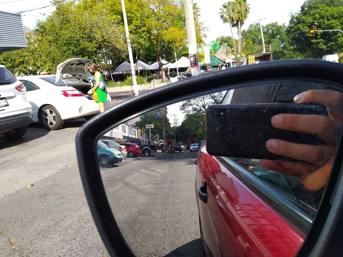 Lerdo de tejada a 50 mts de chapu camión de Cocacola tumbo una gruesa rama y quedó atascado en lanmisma <a href="/Trafico_ZMG/">TráficoZMGuadalajara</a>