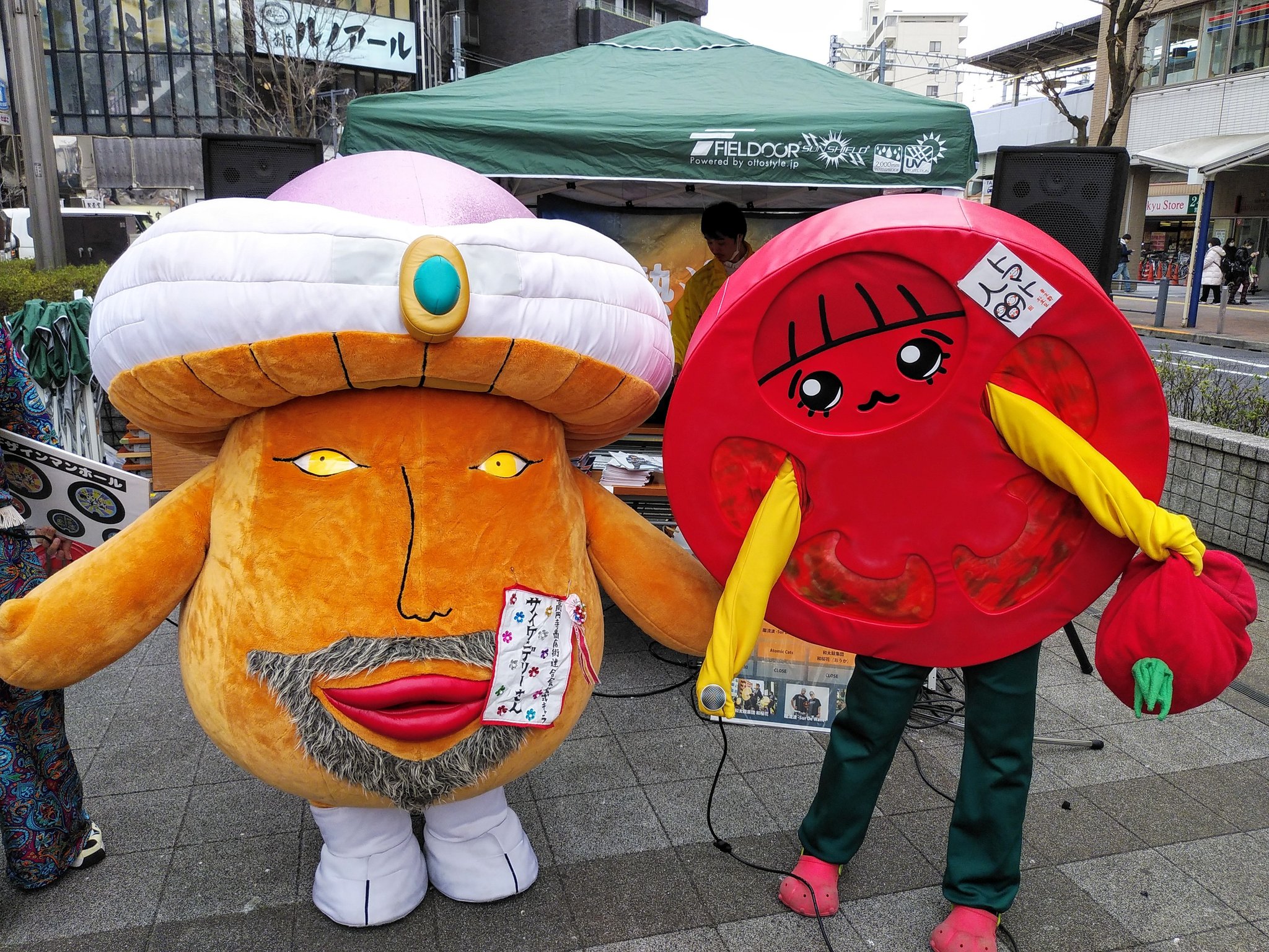 ｄｏｎｄｏｋｏオヤジ 熱汁祭には 地元 高円寺のゆるキャラが登場 高円寺商店街連合会の サイケ デリーさん と 高円寺の非公認 キャラ トマト人間 トマちゃんはよくしゃべって 愛嬌をふりまいてました 熱汁祭 東京都杉並区高円寺 サイケデリーさん