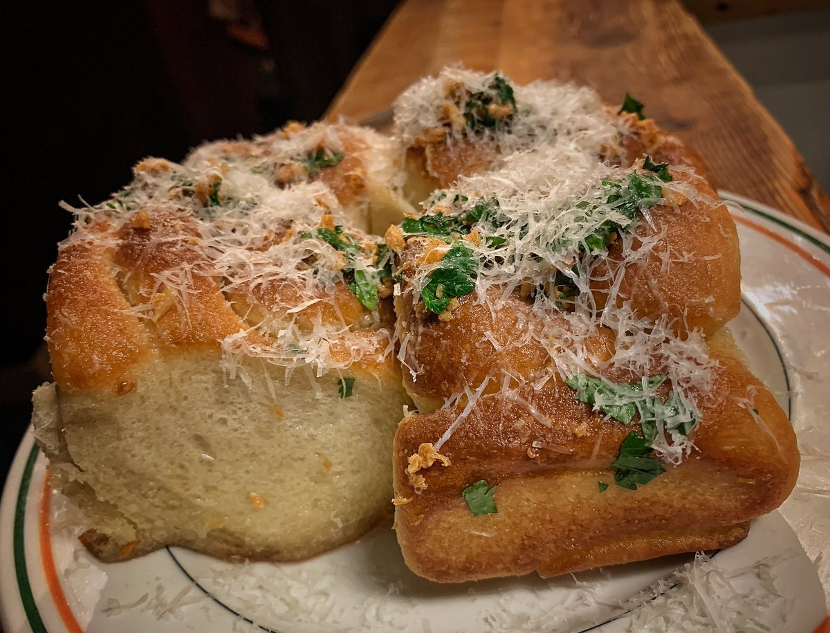 AlexRSaenz's tweet photo. Warm Garlic Knots (crispy garlic, parsley, Pecorino) #breadservice @BisqCambridge https://t.co/Kya5HaavZj
