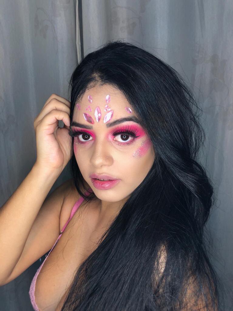 Isabell97270393's tweet photo. A Barbie está diferente nesse carnaval 💗
#makeuppink #carnaval2020 #makeupjoaopessoa
Por : @studiothalitamenezes https://t.co/5QdwYBLmIP