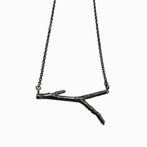 Ketting met een zilveren gepatineerd takje. #corinarietveld #handgemaaktesieraden #geinspireerddoordenatuur #takjessieraad #houtensieraden #edelsmid #inspiredbynature_ #handmadejewelry #handmadenecklace #twignecklace #twigjewelry #woodjewelry ift.tt/3bIJzC8