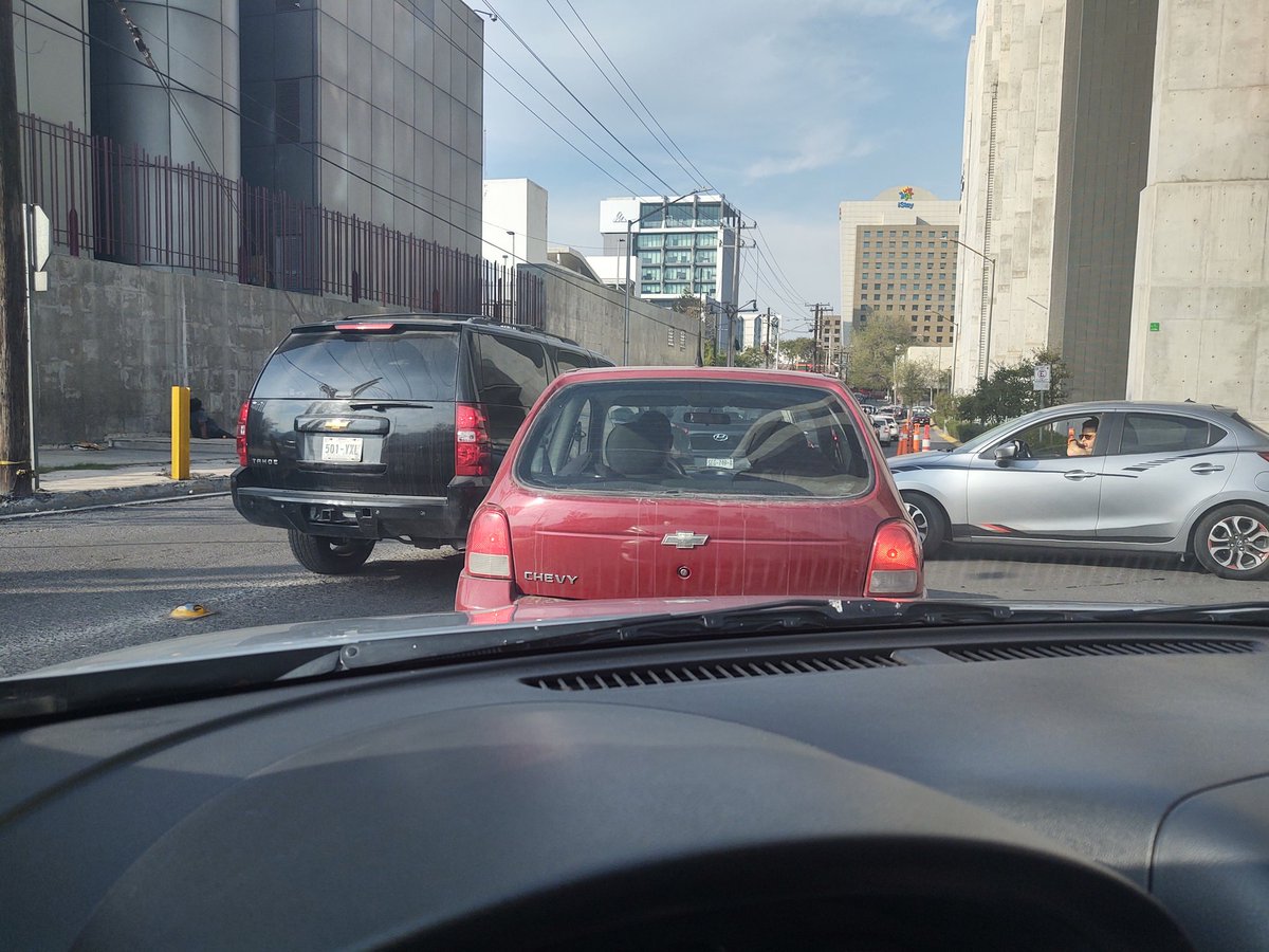 dcgf84's tweet photo. Por gente #gandalla y sus fregaderas, estamos como estamos.
Garibaldi (este tramo es doble sentido y  tiene boyas) y lateral Av Constitución.
Todos hemos hecho fila en nuestro carril, pero llega alguien sintiendo que es la única persona que debe llegar pronto a su destino.
#Mty https://t.co/7etWkF9ATw