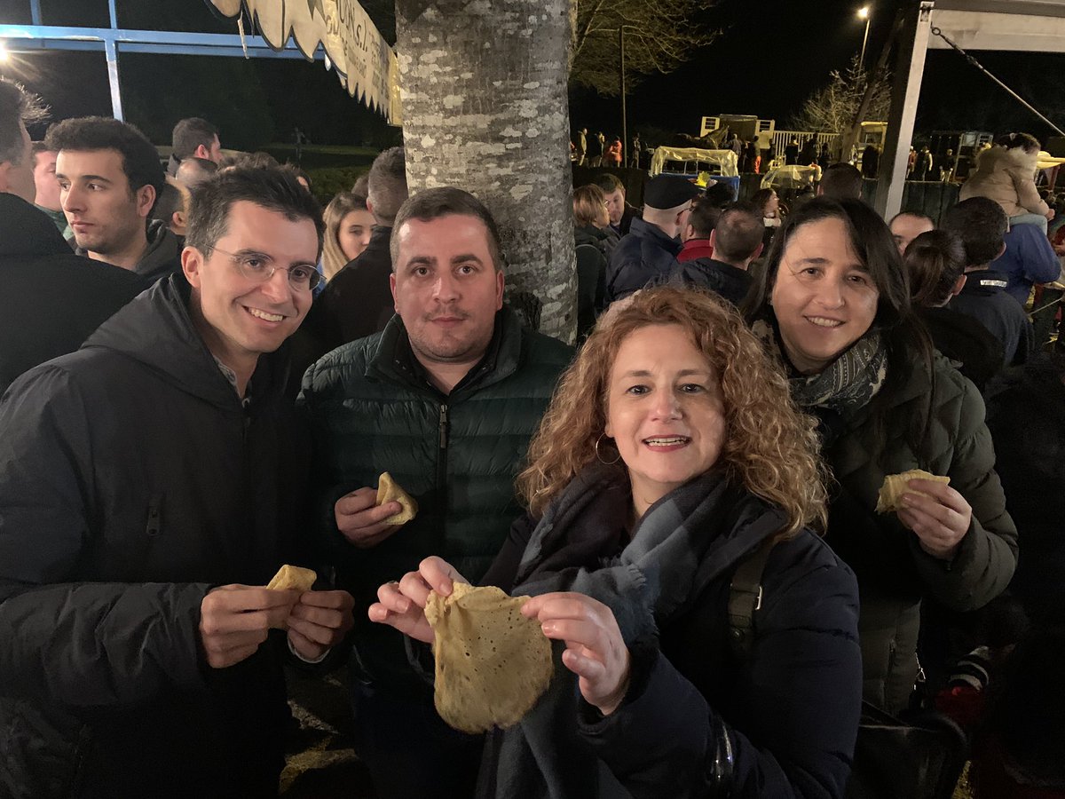 borja_verea's tweet photo. Hoxe fómonos de Entroido ao rural. En Marrozos, tras escoitar os atranques dos @xeneraisdaulla , aproveitamos para falar cos veciños e probar as filloas da zona. Ben boas por certo! #Reconectando #OrgullodeCompostela https://t.co/11eAfSYaoq