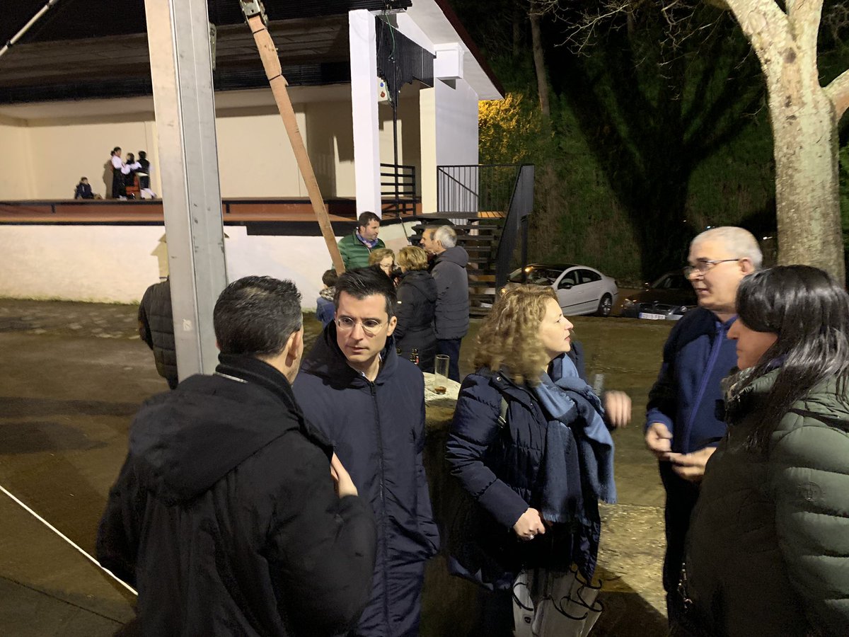 borja_verea's tweet photo. Hoxe fómonos de Entroido ao rural. En Marrozos, tras escoitar os atranques dos @xeneraisdaulla , aproveitamos para falar cos veciños e probar as filloas da zona. Ben boas por certo! #Reconectando #OrgullodeCompostela https://t.co/11eAfSYaoq