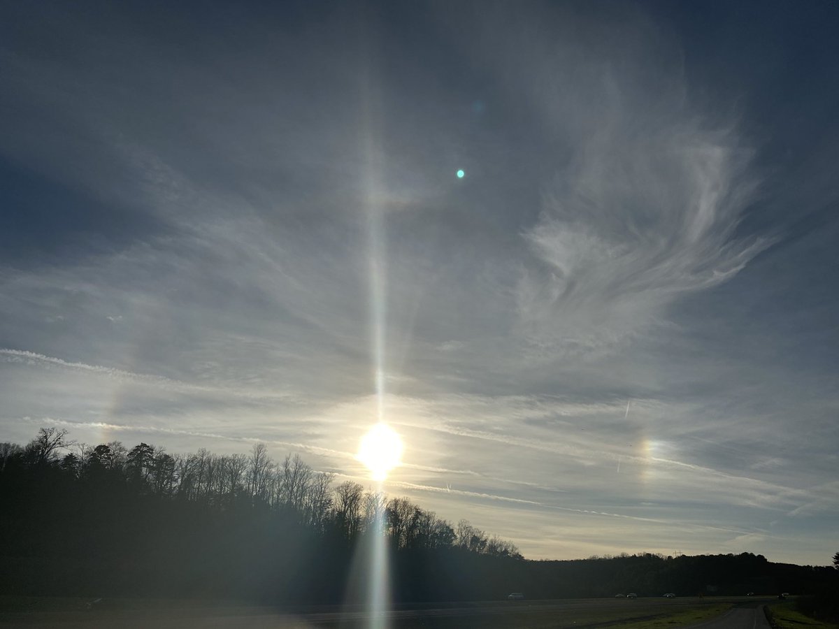 ami4bama's tweet photo. ⁦@spann⁩ Hard to see completely and don’t know the proper term for it but looks like a complete rainbow circle around the sun. https://t.co/DpX7Ocrm3m