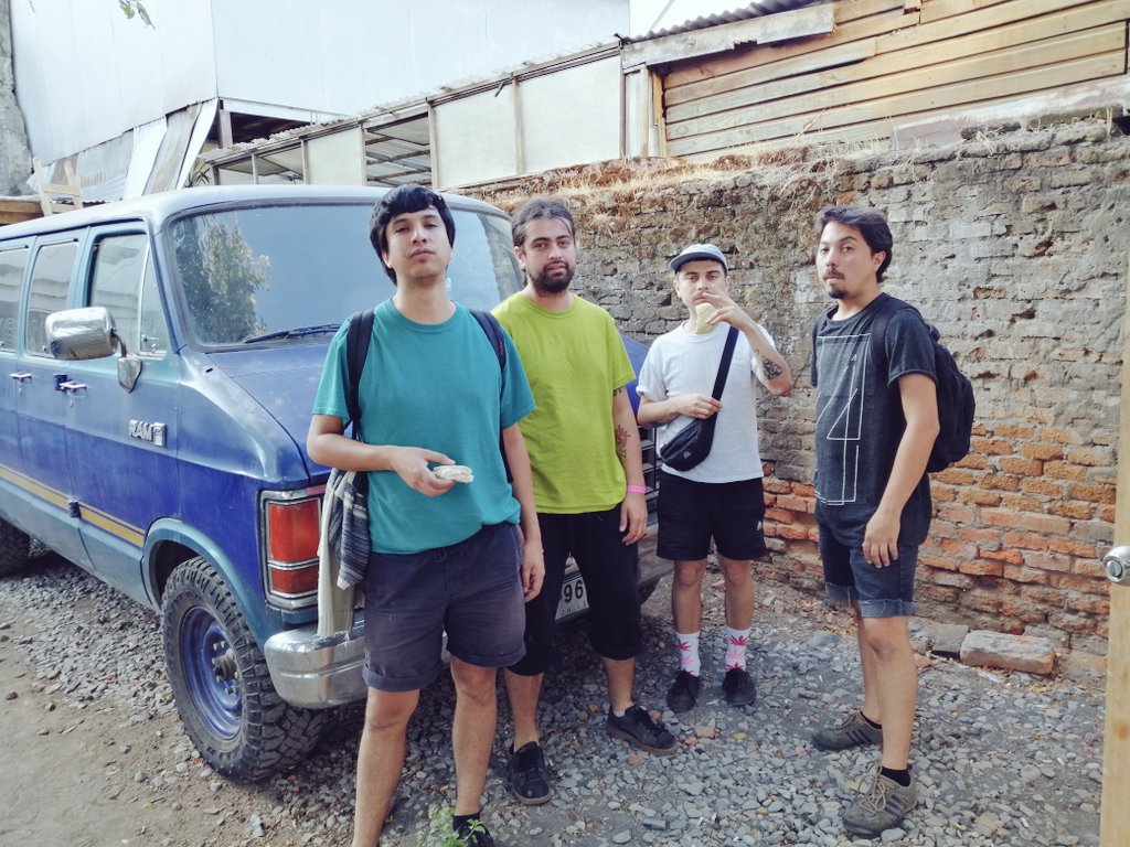 En un ratito <a href="/mediohermano/">bot de medio hermano</a> en Le France, sala de conciertos en #Chillán! <a href="/holablancosur/">blancosur</a> :)