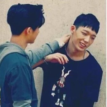 Hanbin's hands on Jiwon's neck 