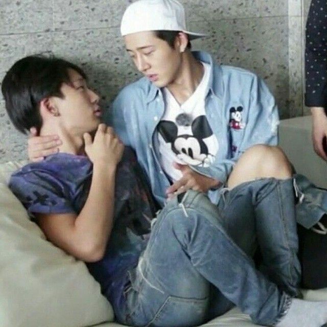 Hanbin's hands on Jiwon's neck 