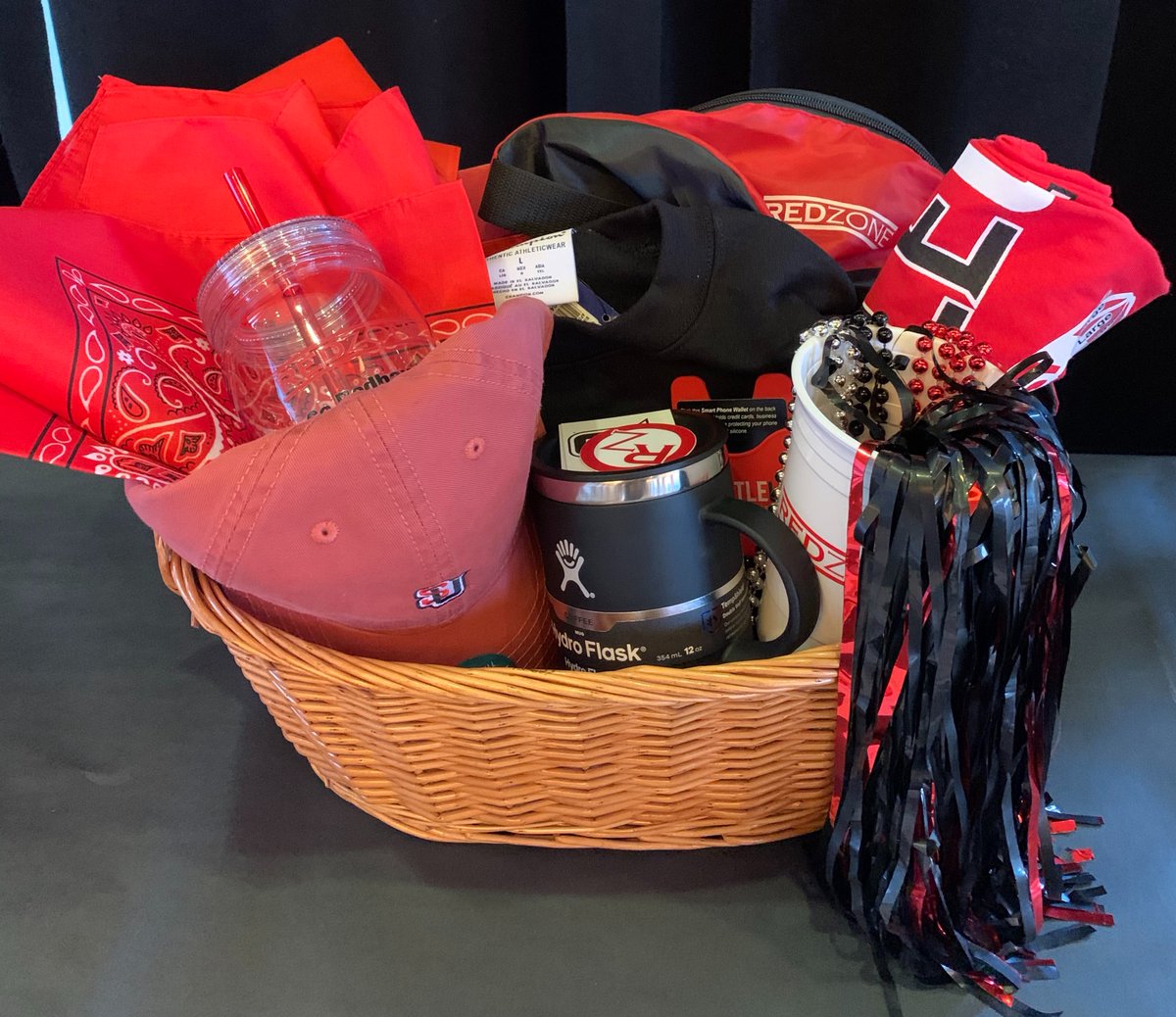 SeattleuDM's tweet image. Doesn't this look awesome? Visit our auction which is up until 9 pm! Make sure to go view the items, there are some really good ones and steals! Visit ow.ly/5nlq50ynrsS ! All proceeds go towards SUDM!