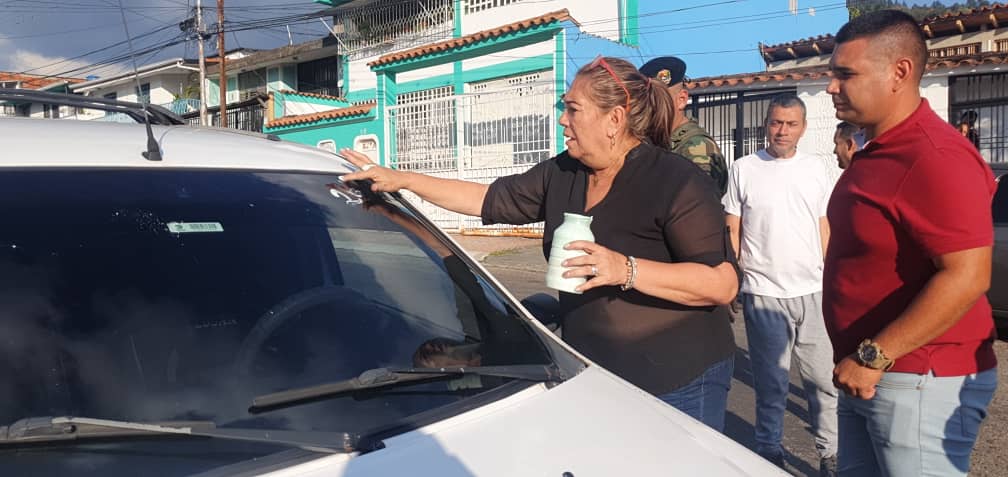 NellyverLugo's tweet photo. #15Feb | AHORA gracias a las denuncias de los usuarios en la E/S la rotaria el #GabineteDeCombustible se traslado hasta el sitio y realizó auditoría garantizando el marcaje correspondiente al litraje descargado. https://t.co/l64M2nif2X
