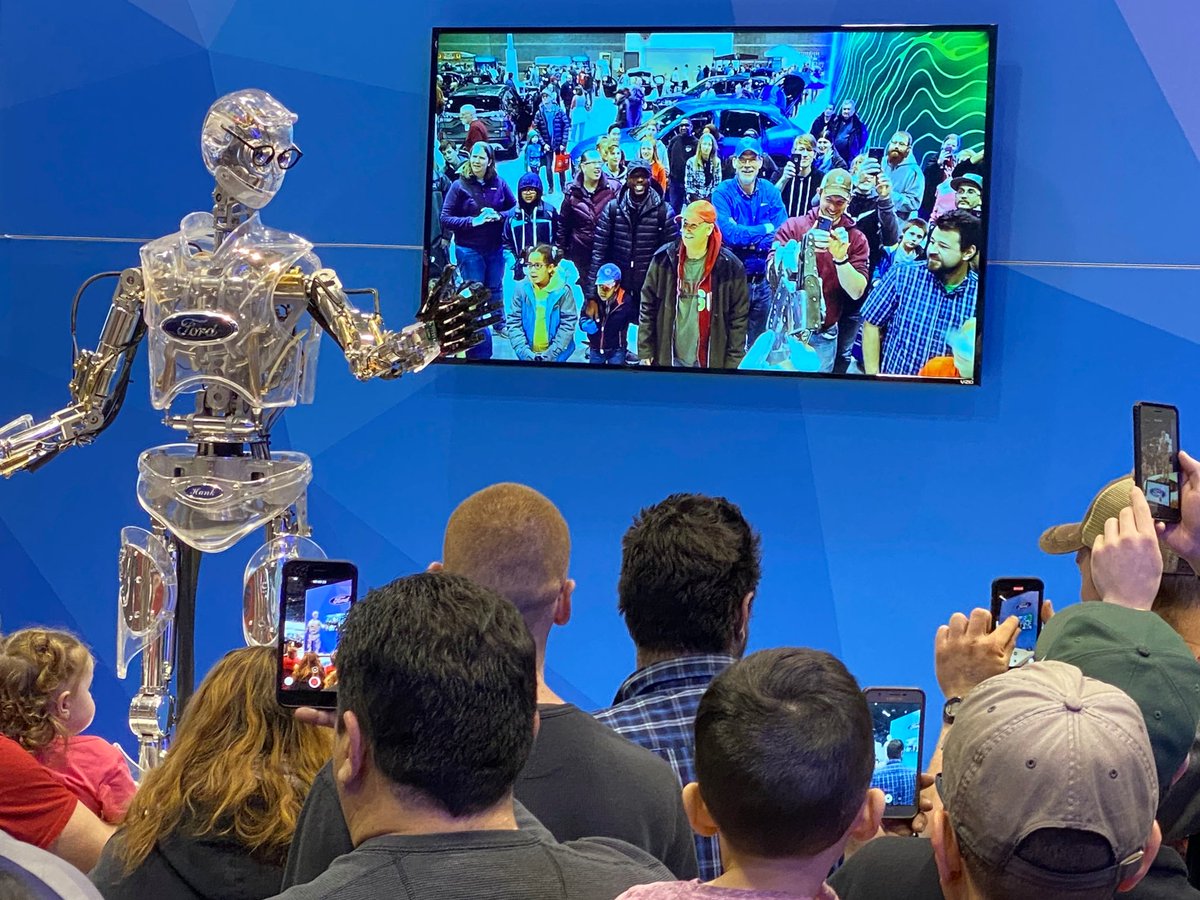 HankTheRobot's tweet image. It&apos;s so fun putting the crowd up on the big screen! Now it&apos;s a selfie within a selfie within a selfie!😁
#selfie #show #showtime #crowd #audience #chitown #chicago #ford #fordperformance #hanktherobot #mustang #auto #f150 #cars #trucks #fun #goodtimes #robot #robots #robotics #ai