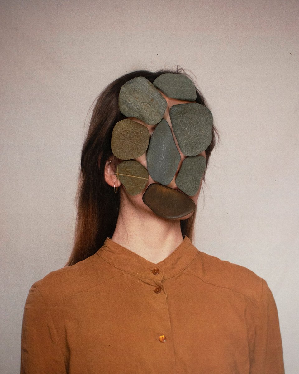 Sonia Perdeck' dream-like photographs walk the line between surrealism and real life, using natural light and sometimes introducing props to construct her own an alternate world > booooooom.com/2020/02/12/pho…