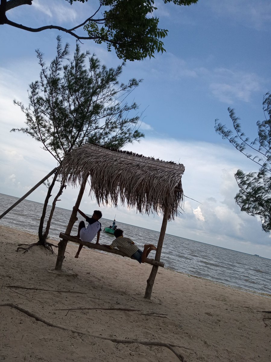 Yang hancur lebur akan terobati
Yang sia-sia akan jadi makna
#sampaikitatua #sampaiakhirkata 
#bandaneira