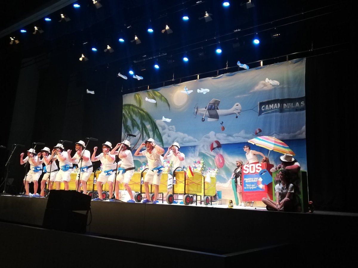 <a href="/Chloscamandulas/">Chirig LosCamandulas</a> pisan ya las tablas del Palacio para presentar su tipo 'Cara al sol con la camisa vieja' y a Salvador, el vendedor ambulante que recorre de punta a punta la playa para vender todo lo que tiene en su carretilla y que si hace falta hacen trenzas o echan crema.