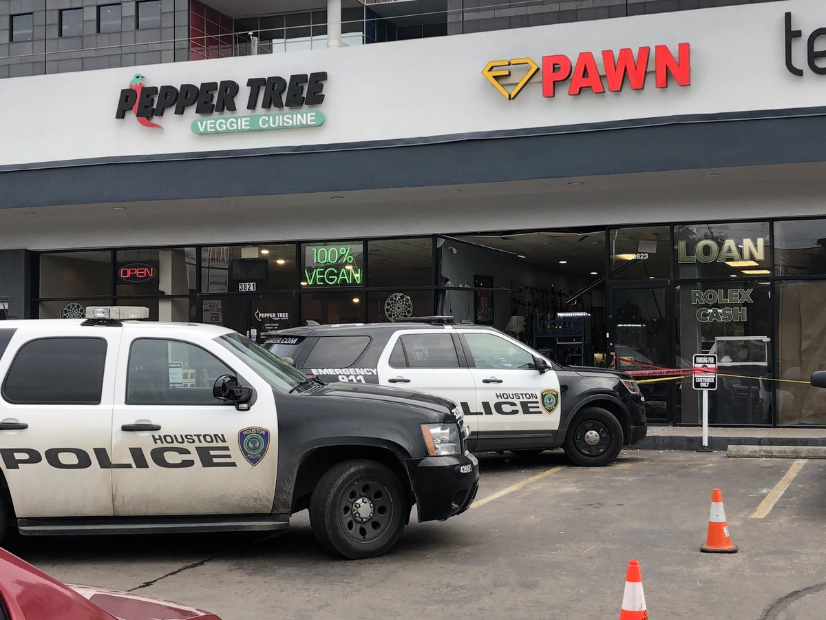 Suspects drove into the pawn shop and one person has been shot and killed. 2 suspects fled the scene <a href="/KPRC2/">KPRC 2 Houston</a> #DEVELOPING #pawnshopshooting <a href="/KPRC2/">KPRC 2 Houston</a>