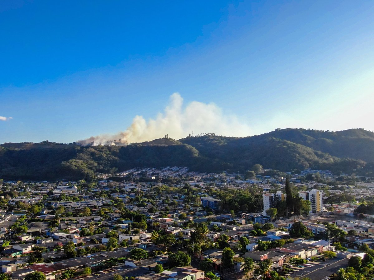 URGENTE: Incendio en La Cordillera del Bálsamo. 

FOTO: Drone Extinción El Salvador. 

<a href="/PROCIVILSV/">Protección Civil de El Salvador</a> <a href="/SantaTeclaSV/">Alcaldía La Libertad Sur</a> <a href="/BomberosSV/">Bomberos El Salvador 🧑‍🚒🚒🇸🇻</a> <a href="/nayibbukele/">Nayib Bukele</a>