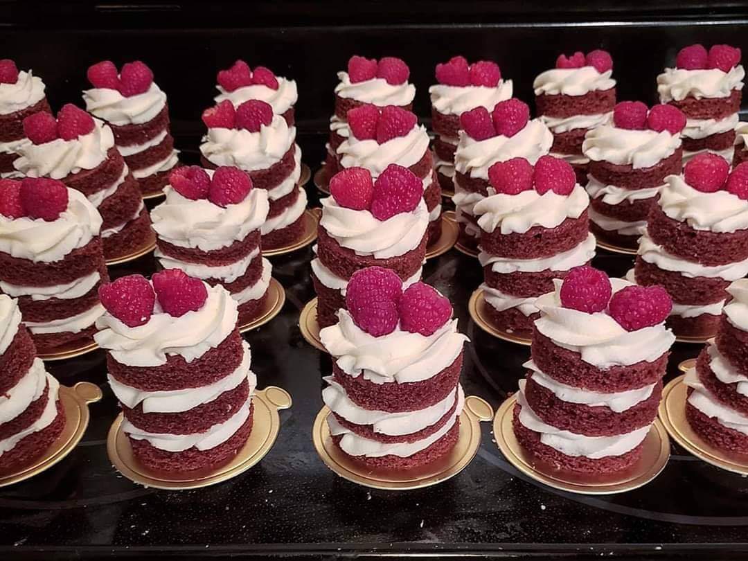 DelishDesignYYC's tweet photo. Cake Lately.....

#yyc #yycbaker #delishdesigns #supportlocal #birthdaycake #yum https://t.co/PCjmcp3XnQ