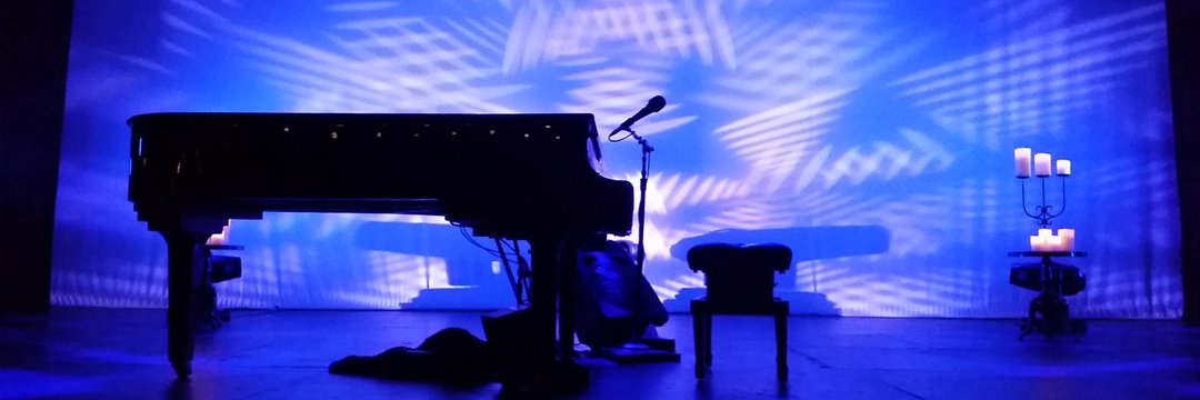 My pic, my forever cover photo...the last time i saw Prince in all his genius. 2 shows, consecutive nights, it was truly extraordinary and his heart was wide open...oh how i miss him...😔💜💜💜
#PianoandMicrophone #StateTheatre #Melbourne #Prince4Ever