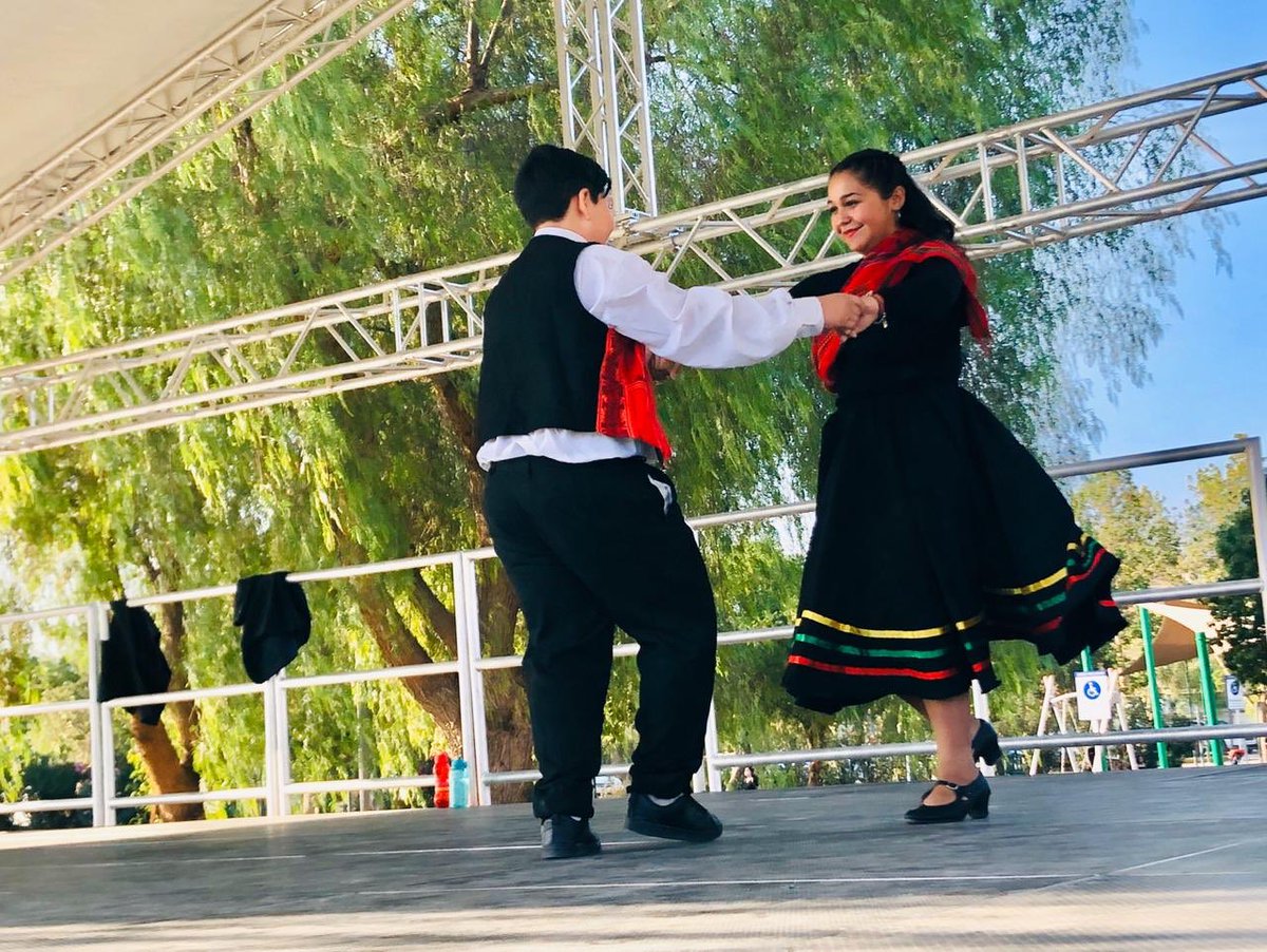 munidelosandes's tweet photo. VERANO ENTRETENIDO EN EL PARQUE URBANO 🌈
La música y el baile se hizo presente nuevamente en el escenario 2 del Parque Urbano, para acompañar las calurosas tardes de verano #VeranoLocal https://t.co/QX9cHk5QB7