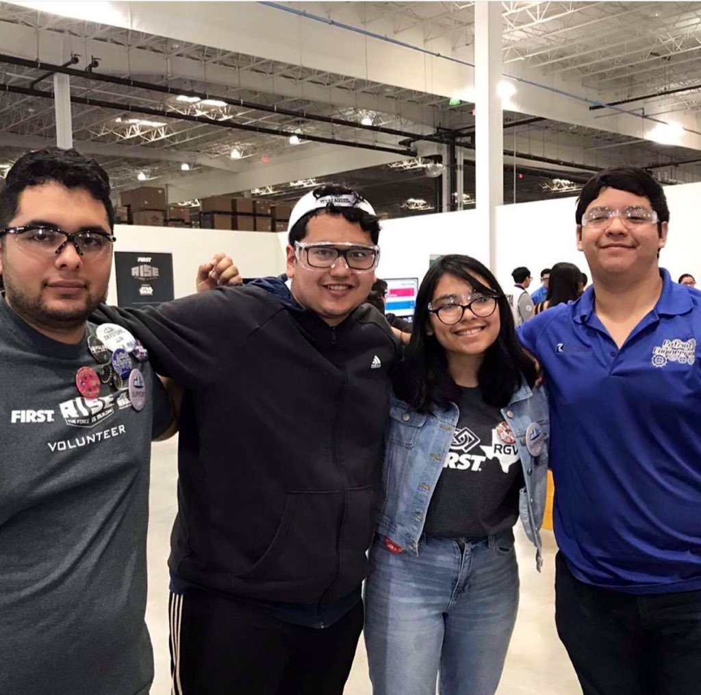 FangGang13581's tweet photo. Today we volunteered w/ Patriots’ team 12448, @Impulse12713 , and @RR12395 . On the other hand, Fang Fang captain was able to give tips and guidance to the Gray Fangs from BL Gray! Hope everyone had a great experience during this championship! @FIRSTRGV @Sharylandrobots https://t.co/5Bjhpkwt6X