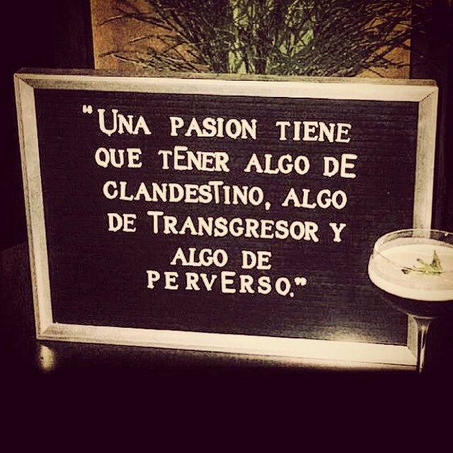 DoppelBar's tweet photo. Querid@s lob@s...es hora de beber!🍸🥃🎬
"Una pasión tiene que tener algo de clandestino, algo de transgresor y algo de perverso".
Graham Greene
•
#ElPoderDeDoppel
#NadaComoDoppel
•
#BeberExtraordinario
#DondeSiNo
#SoloEnDoppel
•
#BarBarDoppel
#LSV #Rock #Love #Hospitality https://t.co/BuRbTAgNNI