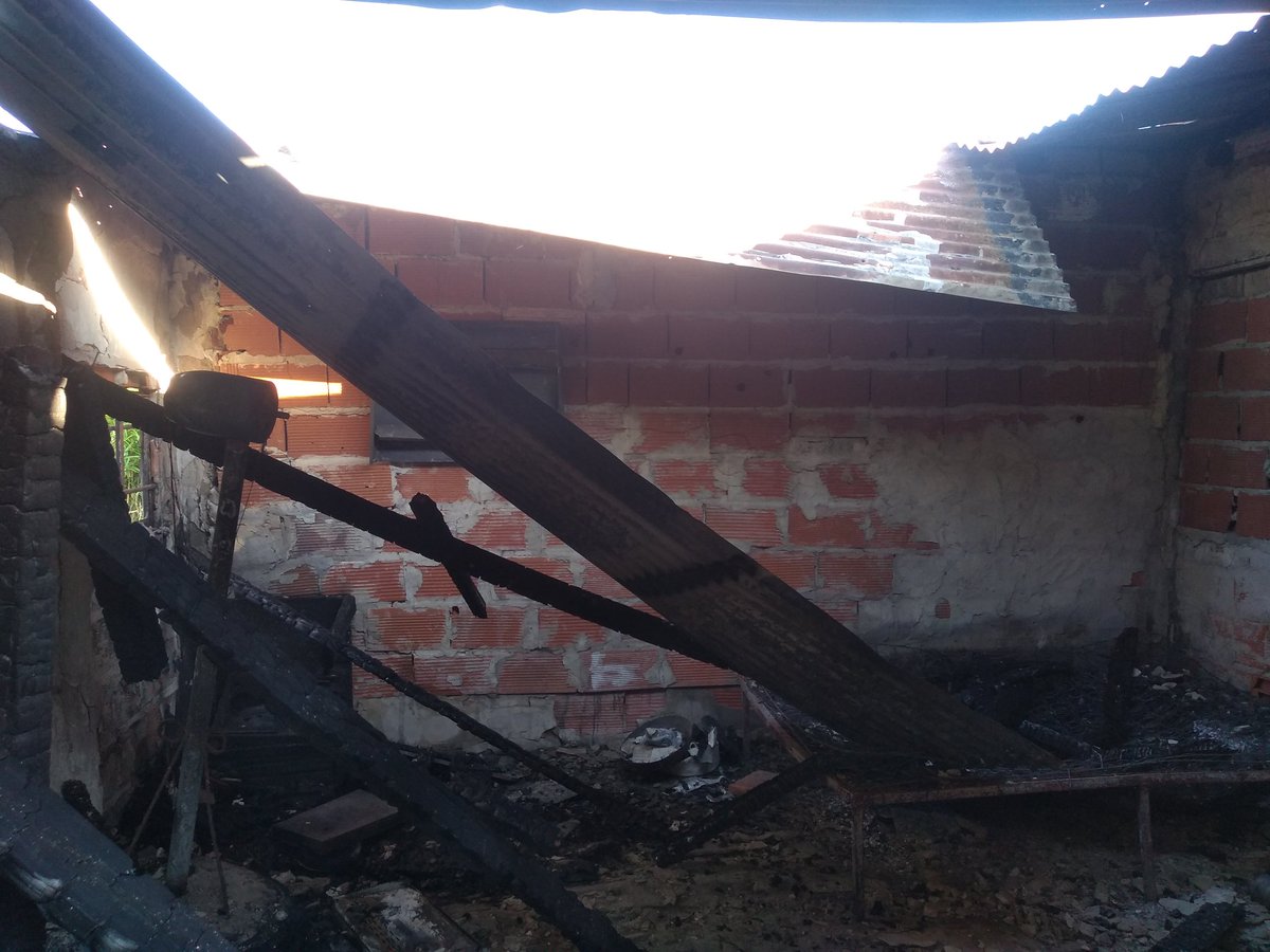 locomoreira's tweet image. @gravep @GrassoWalter @Nicobozza @fedebulos12 @FedeBueno73 @serranofer @FirmaMendinueta @NachoTara  nos prendieron fuego el club Comodoro Rivadavia de La Plata. Con un rt nos ayudarían mucho, para conseguir cualquier tipo de material para construir. Comunicarse al 2216360679