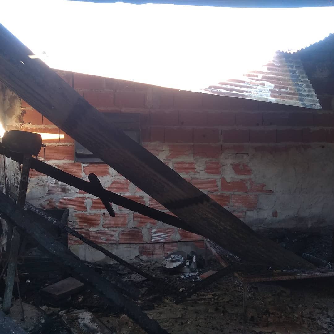 locomoreira's tweet image. @gravep @GrassoWalter @Nicobozza @fedebulos12 @FedeBueno73 @serranofer @FirmaMendinueta @NachoTara  nos prendieron fuego el club Comodoro Rivadavia de La Plata. Con un rt nos ayudarían mucho, para conseguir cualquier tipo de material para construir. Comunicarse al 2216360679