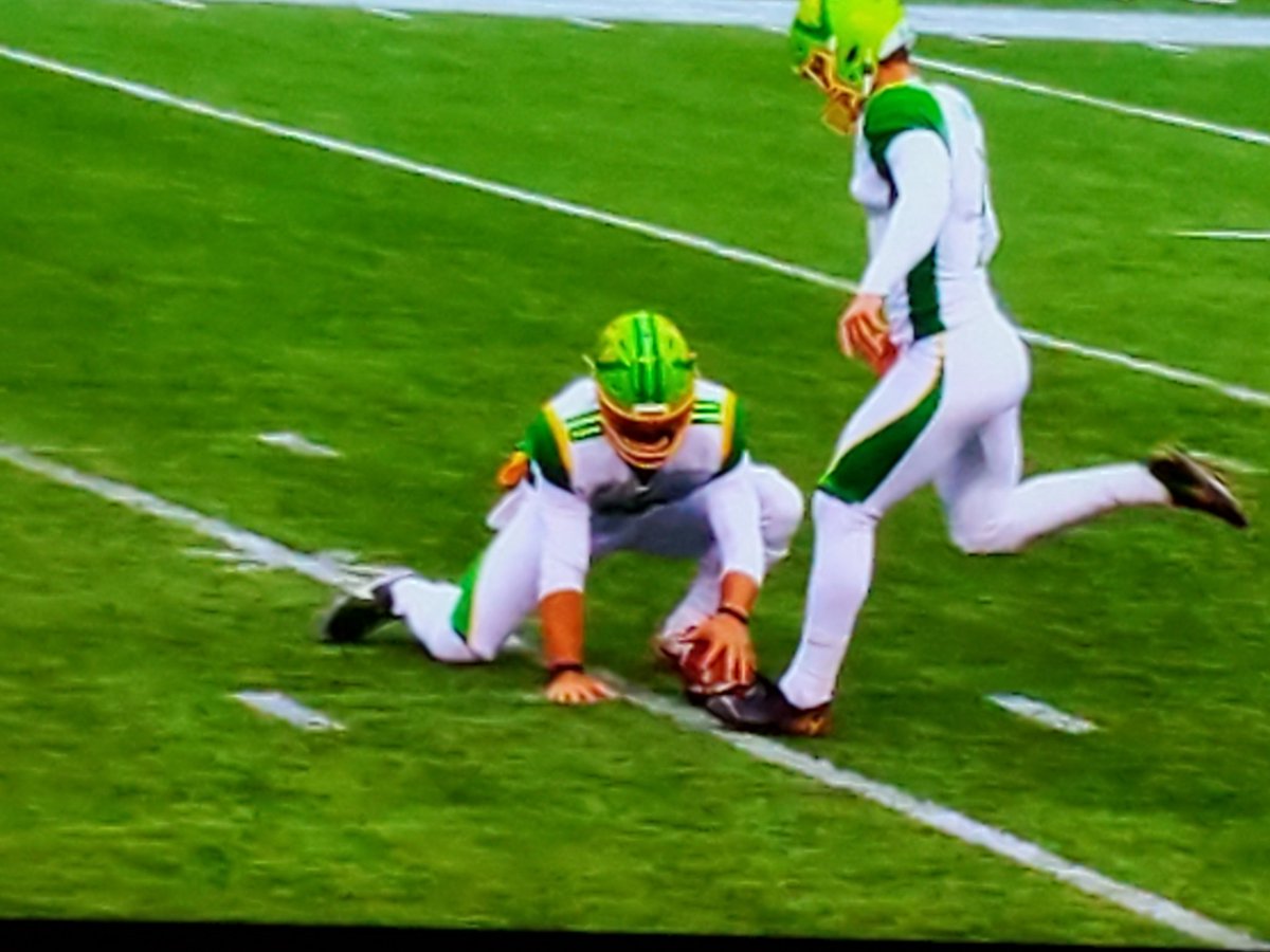 XFL_Statistics's tweet photo. Dropped touchdown pass followed by a botched field goal attempt.

....aaaand the vipers officially suck.

Touchdown would have given the vipers the lead. #smh

@xfl2020 @XFLDragons @XFLVipers #xfl https://t.co/N5h6UCVyTT