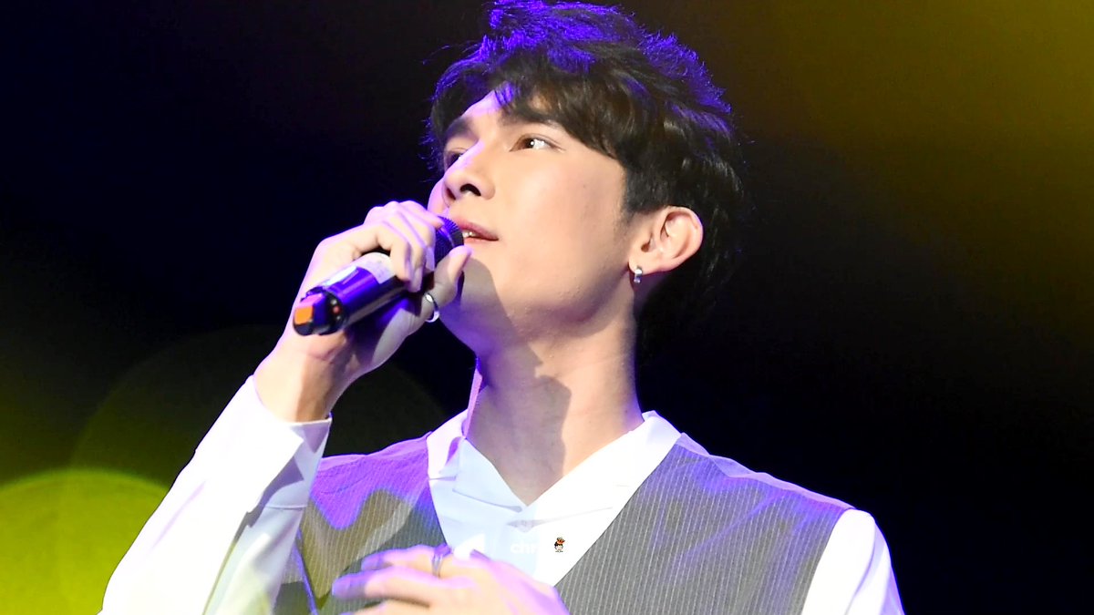 chrs1014's tweet photo. 200215 Mew and I

Playlist 👉🏻 https://t.co/Adei8HEQb6
Photos 👉🏻 https://t.co/HSFsg0E75h

@MSuppasit #MewinMNL2020 #MewSuppasit #mewlions #หวานใจมิวกลัฟ https://t.co/VfX59Vr4pr