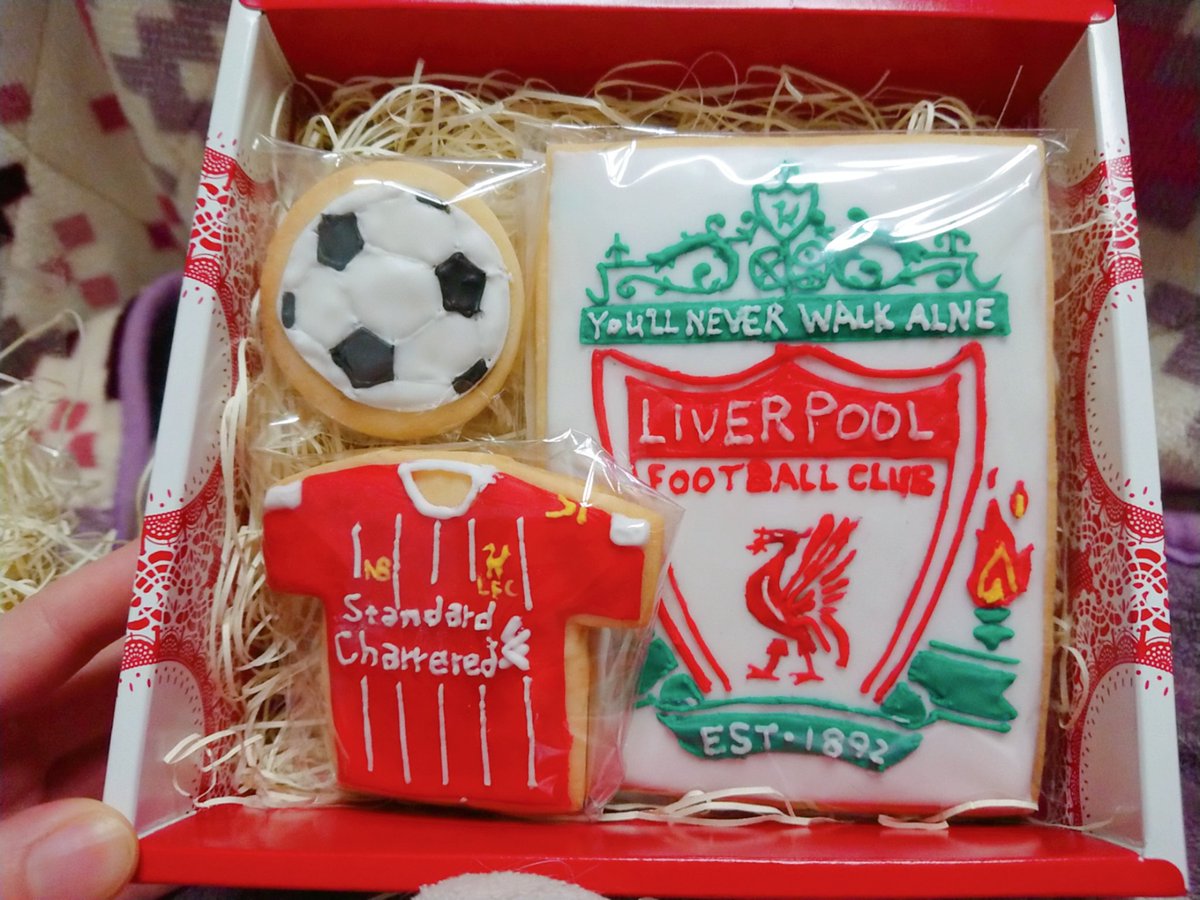 ゆいこ 今年のバレンタインは彼氏の大好きなサッカーチーム リヴァプール のロゴとユニフォーム柄アイシングクッキー と バレンタインらしさも欲しかったから生チョコタルトも めちゃめちゃ手間がかかったし 大変だったけど彼氏に喜んでもらえて ゆいこ 今年のバレンタインは彼氏の大好きなサッカーチーム リヴァプール のロゴとユニフォーム柄アイシングクッキー と バレンタインらしさも欲しかったから生チョコタルトも めちゃめちゃ手間がかかったし 大変だったけど彼氏に喜んでもらえて