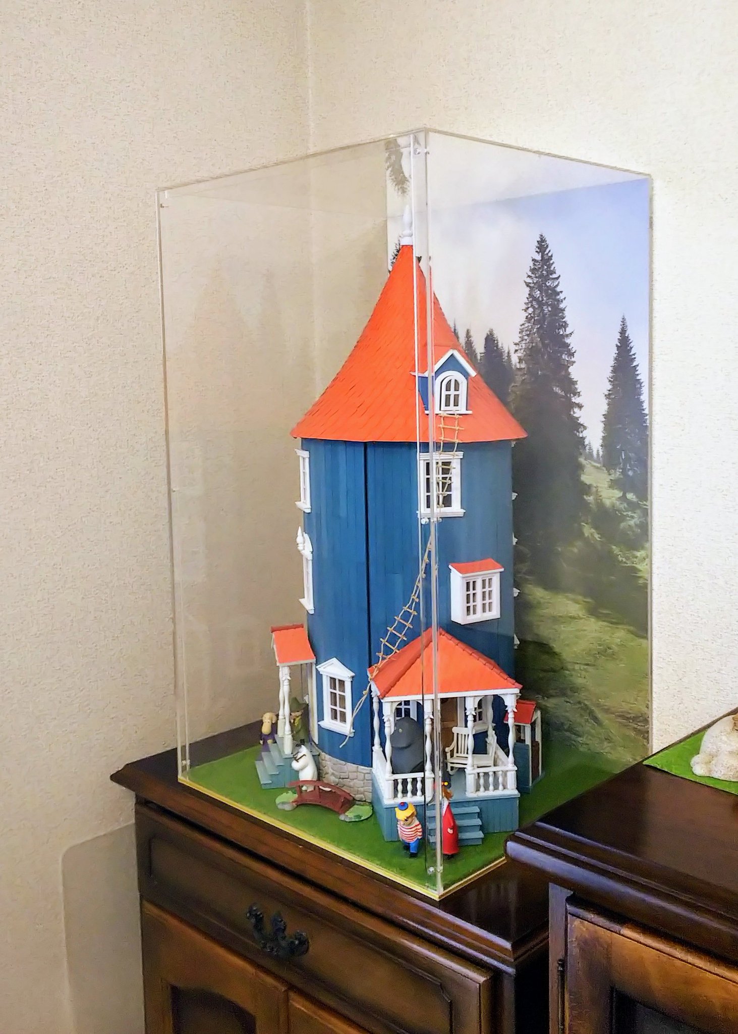 ディアゴスティーニ　ムーミンハウス専用ディスプレイケース　背景付き ムーミンハウスをつくるディスプレイケース